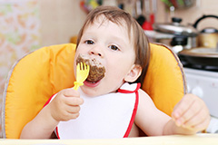 Should a spoon or chopsticks be better for children to eat at the age of two?